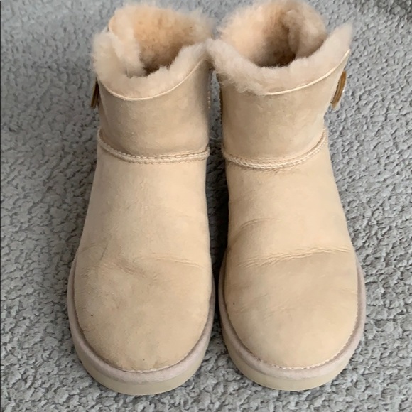 UGG Shoes - Ugg short cream colored boots